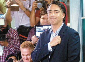 Marco Enrquez-Ominami faz um gesto antes de votar na eleio presidencial chilena, na qual concorreu, no ano passado