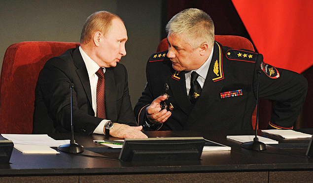 O presidente russo, Vladimir Putin, conversa com o ministro do Interior, Vladimir Kolokoltsev