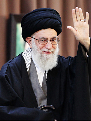Khamenei acena antes de discurso pelo Ano Novo persa em Mashhad, leste do Irã