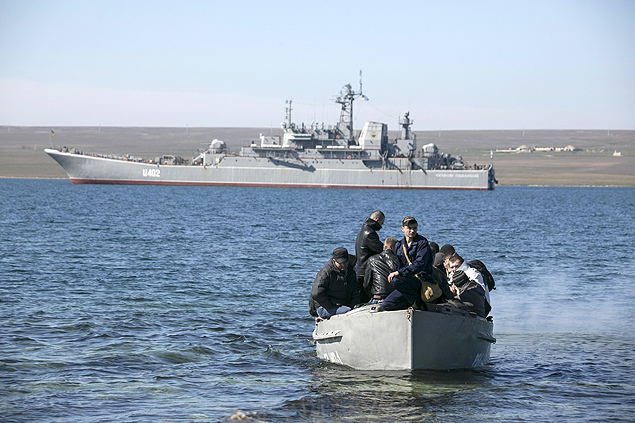 Parte da tripulao do Konstantin Olshanski deixa o navio; Ucrnia pediu que soldados resistam