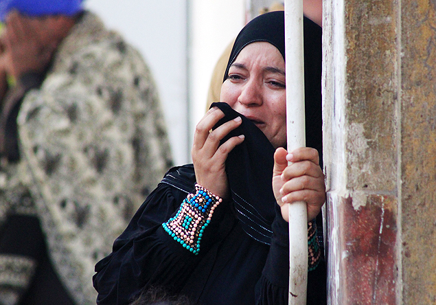 Parente de partidrio de Muris chora do lado de fora da corde de Minia aps veredito que conde a morte 529