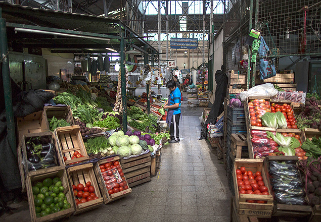 Comerciantes esperam por clientes no Mercado San Telmo, em Buenos Aires, na Argentina