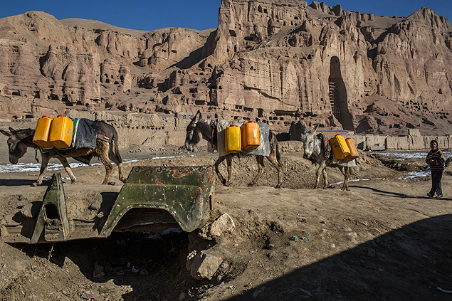 Ao fundo, espao onde existia um Buda esculpido na rocha at 2001, em Bamiyan, no Afegansto