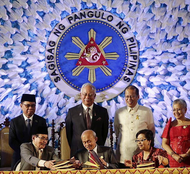 Presidente filipino (terceiro a direita) e premi da Malsia (centro) participam de cerimnia de acordo de paz