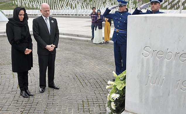 A atriz Angelina Jolie e o chanceler britnico, William Hague, visitam cemitrio de Srebrenica