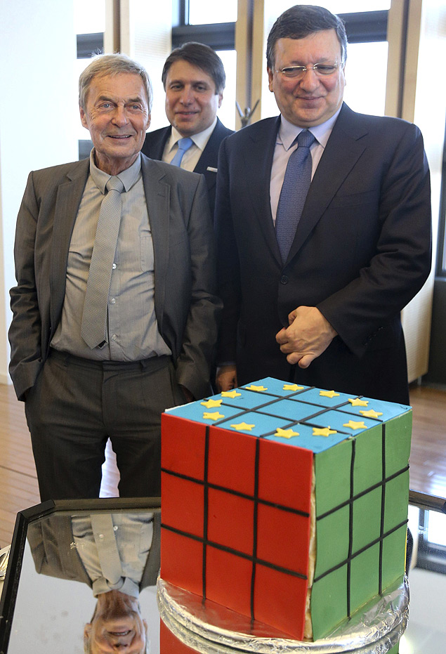 Erno Rubik (esq) e o presidente da Comisso Europeia comemoram o aniversrio de 40 anos do cubo