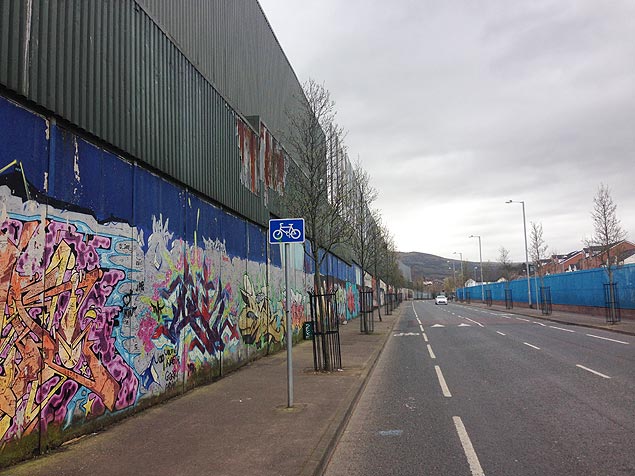 Muro e grades separam moradias de comunidades catlicas e protestantes em avenida de Belfast