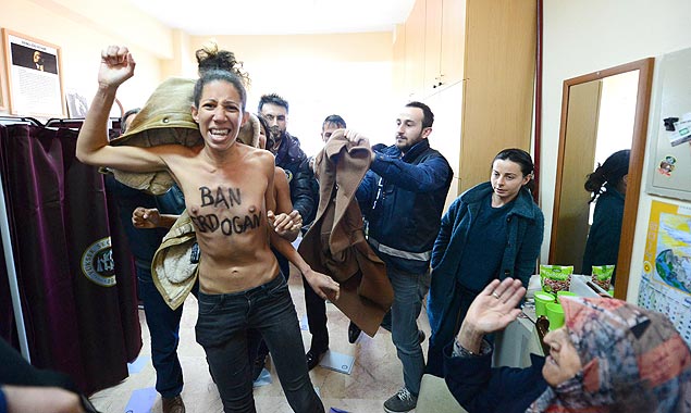 Ativista do Femen protesta contra o primeiro-ministro turco, Recep Erdogan, durante votao das eleies municipais da Turquia