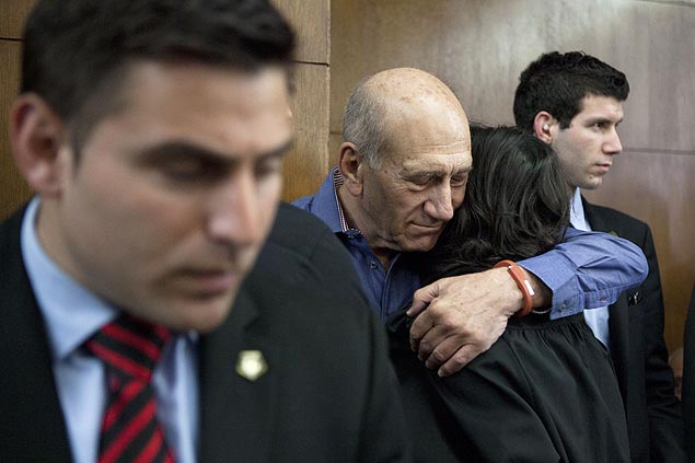 Ehud Olmert, ao centro, chega  Corte Distrital de Tel Aviv, en Israel