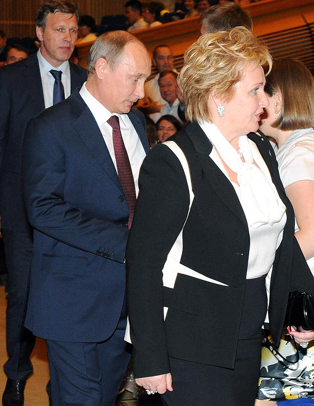 O presidente russo Vladimir Putin, e sua ento mulher Liudmila Putina chegam ao bal em junho de 2013