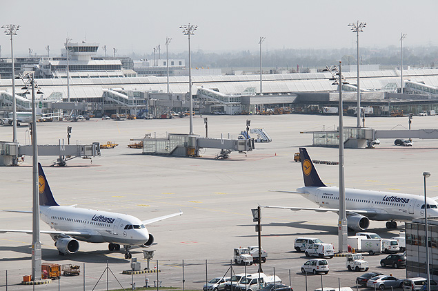 Avies da companhia area Lufthansa no aeroporto de Munique, Alemanha
