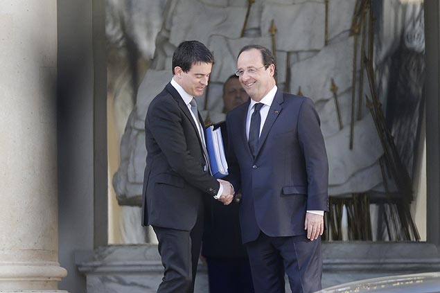 O novo premi, Manuel Valls, cumprimenta o presidente, Franois Hollande, na sada do palcio do Eliseu