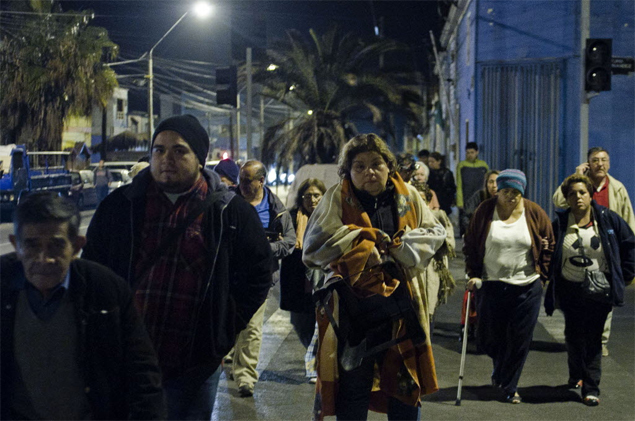 Moradores de Iquique se dirigem a zonas de segurana aps novo terremoto, de magnitude 7,8, atingir o norte do Chile