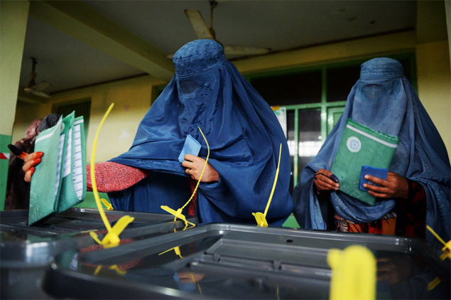 Mulheres de burca votam em Cabul, durante eleio que ir eleger o sucessor do presidente Hamid Karzai