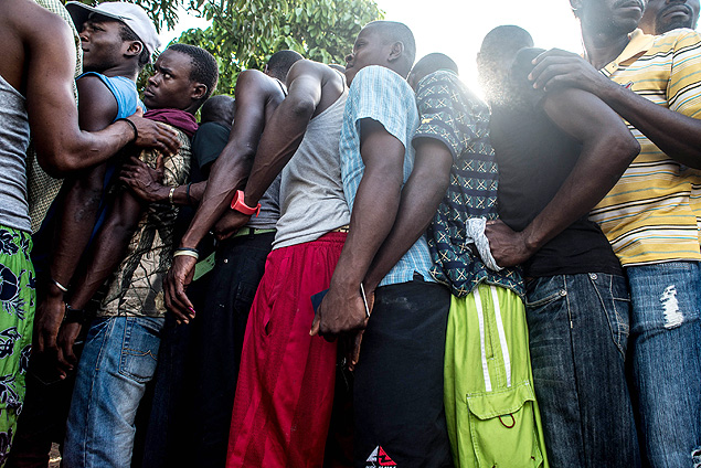 Em Brasilia (AC), imigrantes fazem fila para se cadastrar em abrigo
