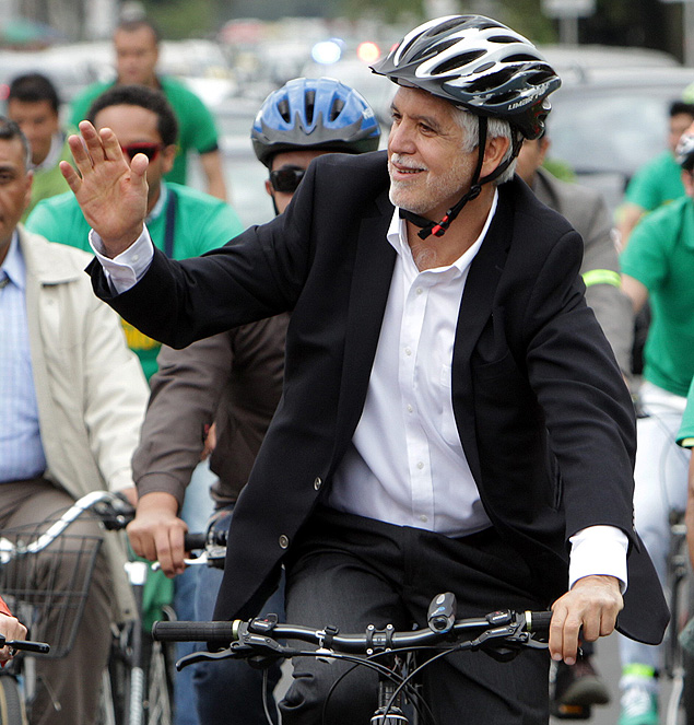 Ex-prefeito Pealosa vai de bicicleta se inscrever para pleito