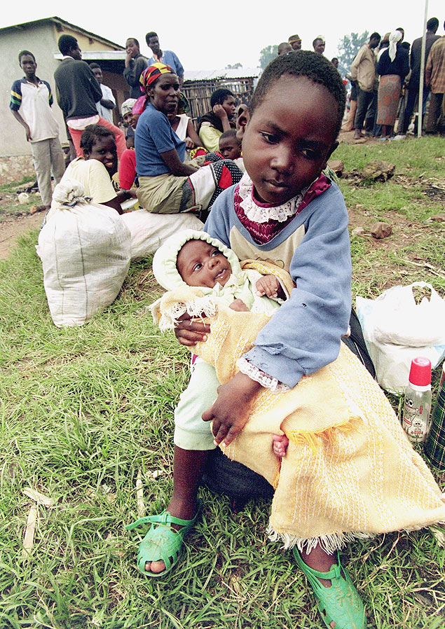 Menina ruandesa deixa a capital do pas, Kigali, um ms aps o genocdio que matou at um milho