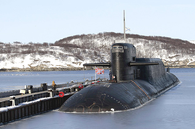 Submarino nuclear russo parado em base naval na regio de Murmansk; Rssia possui diversos interesses no rtico 