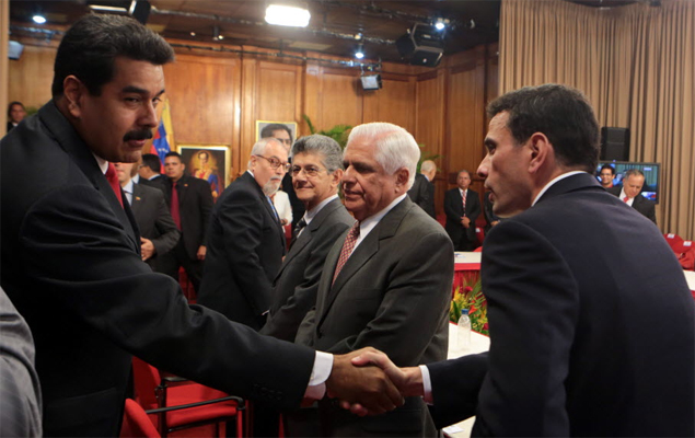 Maduro cumprimenta o opositor Henrique Capriles durante encontro para discutir a violncia no pas