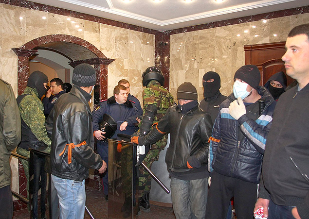 Ativistas pr-russos dentro da sede do departamento do Ministrio do Interior da Ucrnia para a regio de Donetsk 