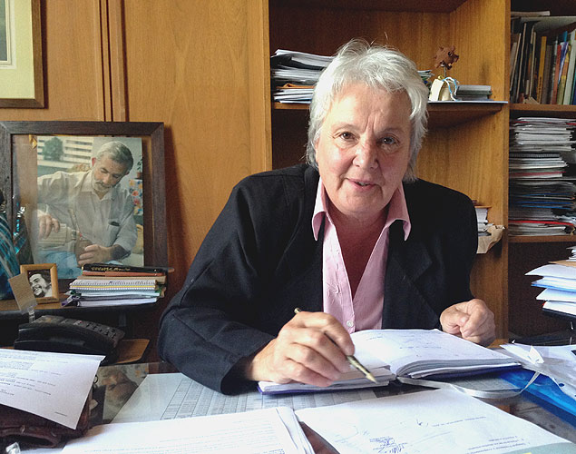 A senadora e ex-guerrilheira Luca Topolansky, mulher do presidente do Uruguai Jos Mujica, d entrevista em seu gabinete
