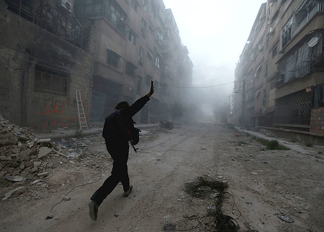 Insurgente gesticula durante ofensiva das foras srias em Mleha, subrbio de Damasco, capital da Sria