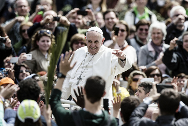 O papa Francisco saudou e abenoou os fiis que foram  missa do Domingo de Ramos no Vaticano