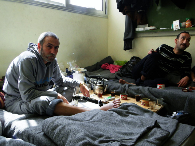 Muhammad Faisal(esq.), com a perna imobilizada, um dos ex-rebeldes que se entregaram