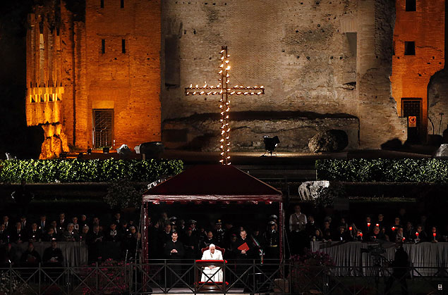 Papa Francisco participa de encenao da via-crcis no terrao Palatino, no Coliseu