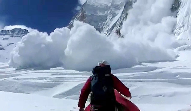 Imagem de cinegrafista amador mostra momento da avalanche que atingiu o monte Everest