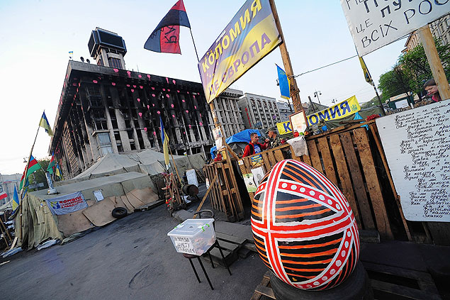 Manifestantes colocam ovo de pscoa em ocupao na praa da Independncia, em Kiev