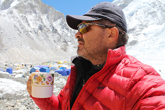 O alpinista brasileiro Rosier Alexandre, 45, no Acampamento-Base Sul do monte Everest 