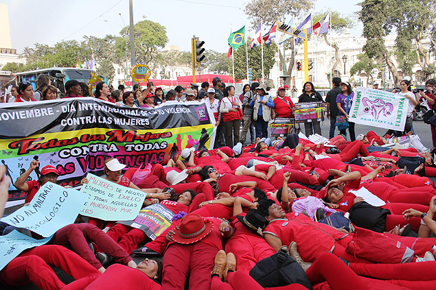 Protesto do Alfombra Roja (tapete vermelho), grupo que busca punio por esterilizaes foradas