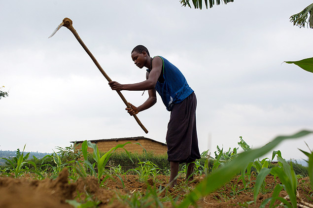 Homem trabalha em campo do vilarejo de Mbyo, em Ruanda