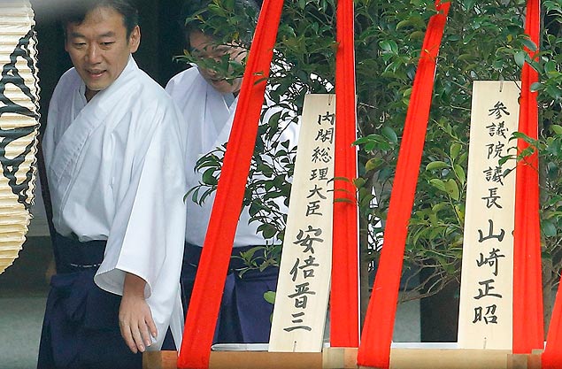 Oferenda com come do premi, Shizo Abe,  deiado em templo associado ao militarismo do antigo Imprio Japons