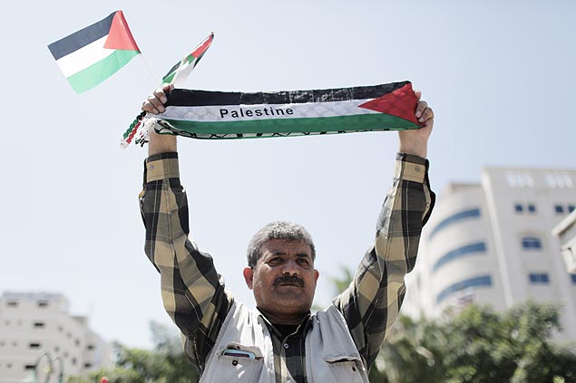 Palestino participa de protesto em Gaza contra as divisões entre Fatah e Hamas