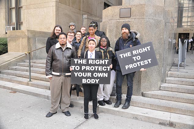 Integrantes do Occupy e apoiadores de Cecily McMillan em frente ao tribunal onde ela est sendo julgada