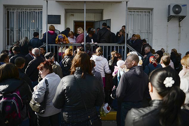 Multido se rene do lado de fora de prdio do governo para tirar passaporte russo em Simferopol