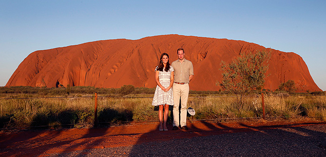 Prince William e sua esposa Kate posam para foto em frente ao monolito Uluru, na Austrlia