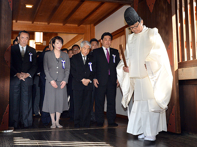 Parlamentares japoneses seguem sacerdote no tempo Yasukuni, em Tquio