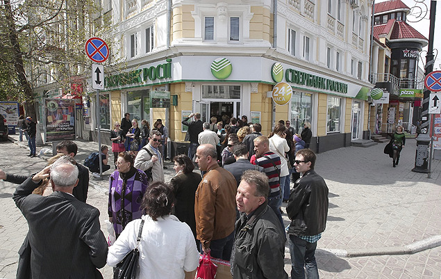 Em Simferopol, moradores fazem fila diante da agncia do nico banco que tem funcionado normalmente na Crimeia