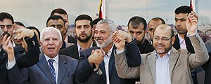 Líderes do Fatah (esq.) e Hamas (centro) anunciam reconciliação (Suhaib Salem/Reuters) Líderes do Fatah (esq.) e Hamas (centro) anunciam reconciliação (Suhaib Salem/Reuters)