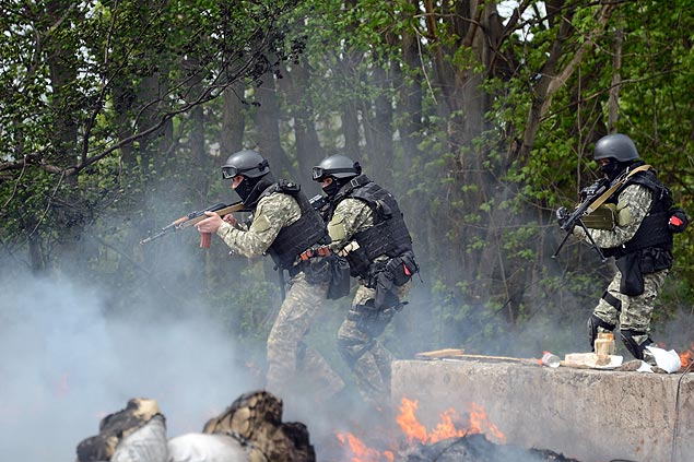 Foras ucranianas lanam ataque contra insurgentes na cidade de Slaviansk no leste do pas