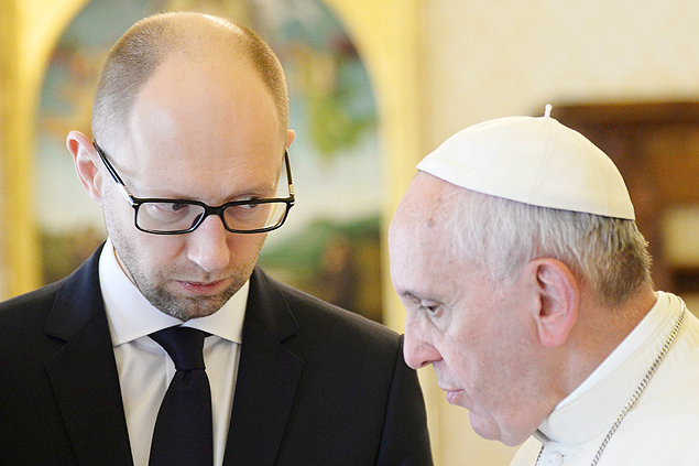 Primeiro-ministro da Ucrnia recebe caneta de presente do papa Francisco em encontro no Vaticano