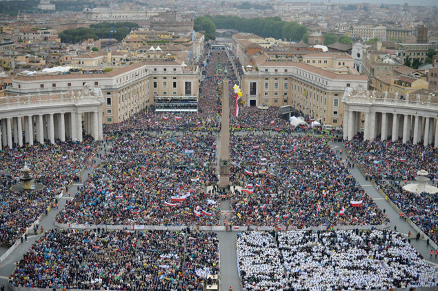 Multidão acompanha a missa de canonização de João Paulo 2º e João 23 na Praça de São Pedro 