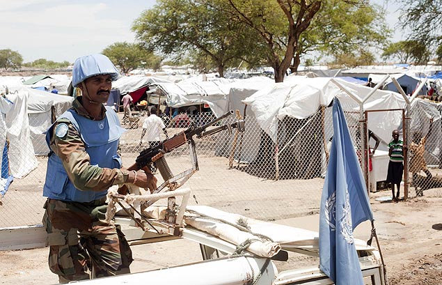 Membro da fora de paz da ONU no Sudo do Sul vigia o campo de refugiados de Bor