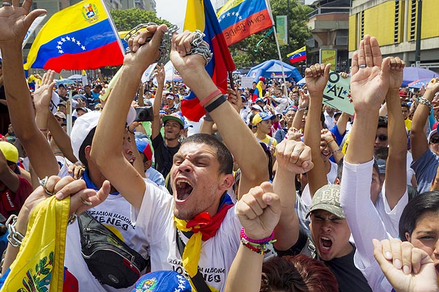 Opositores ao presidente Nicols Maduro protestam contra o governo na ltima quinta (1), em Caracas