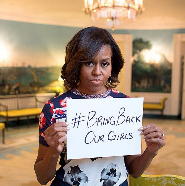 Primeira-dama dos Estados Unidos, Michelle Obama, publica foto em apoio à campanha pela libertação de mais de 200 meninas sequestradas na Nigéria