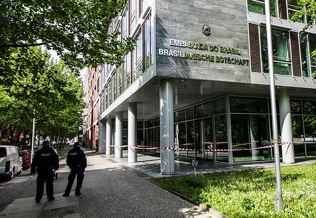 Embaixada brasileira em Berlim  apedrejada por grupo de encapuzados