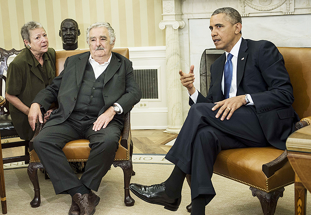 O presidente do Uruguai, Jos Mujica, conversa com o colega americano, Barack Obama, no Salo Oval, em Washington